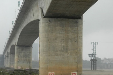 Vì sao cầu Vĩnh Tuy bị nứt?